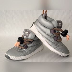 Sorel Sneaker Boot Puffy Silver Nylon Out N About Bungee Lace 38.5 / 7.5